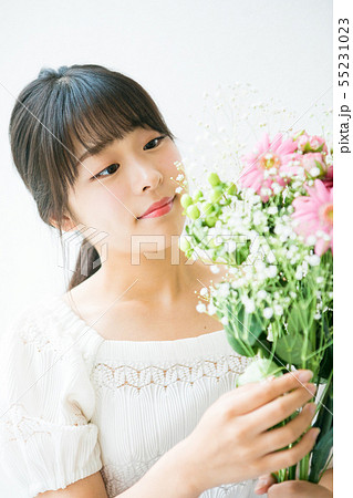 若い女性とお花 若い女性とお花 55231023
