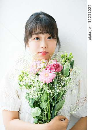 若い女性とお花 若い女性とお花 55231026