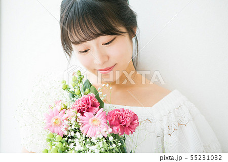 若い女性とお花 若い女性とお花 55231032