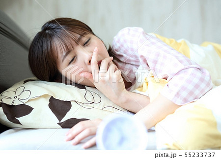 朝起きる女性イメージ 55233737