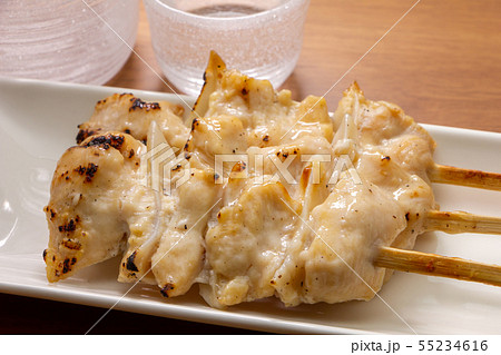 焼き鳥(塩焼き)。日本酒のおつまみイメージ。 焼き鳥(塩焼き)。日本酒のおつまみイメージ。 55234616