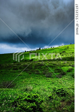 車山高原の風景 （夏）　：　厚い雨雲から光射す 55235197
