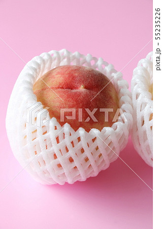 フルーツキャップをつけた桃 55235226