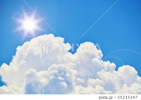 入道雲と太陽光フレアの写真素材
