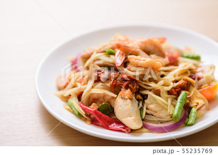 Spicy papaya salad with shrimp 55235769