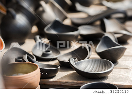 A set of dark clay cookware 55236116
