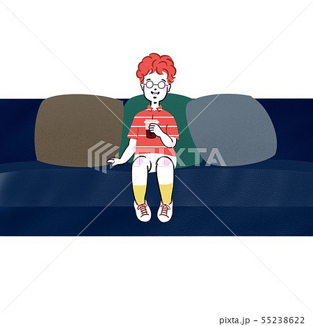 ソファーに座ってコーヒーを飲むメガネの男の子のイラスト素材