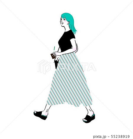 街中でコーヒーを飲む若い女性 55238919