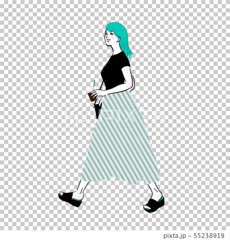 少婦飲用的咖啡在城市 55238919