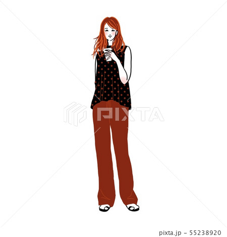 街中でコーヒーを飲む若い女性 55238920