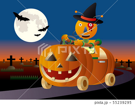 月夜にハロウィンスタイルのカボチャカーを運転するロボット 55239295