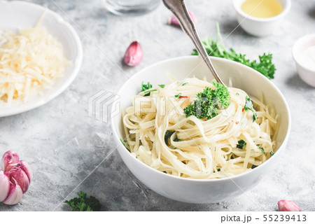 Easy pasta with olive oil and garlic 55239413