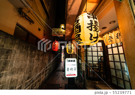日本の川崎都市景観　川崎の隠れ家的飲み屋街などを望む 55239771