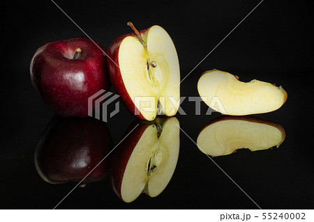 Apple red delicious isolated on black glass 55240002