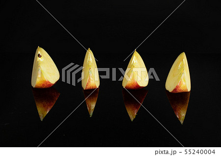 Apple red delicious isolated on black glass 55240004
