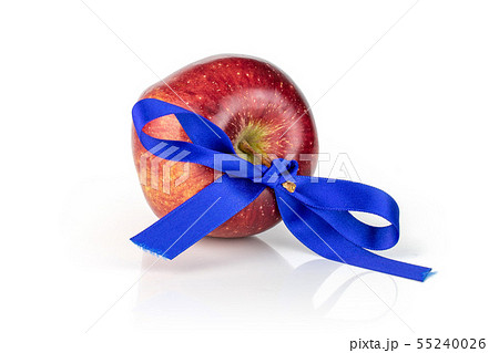 Apple red delicious isolated on white 55240026