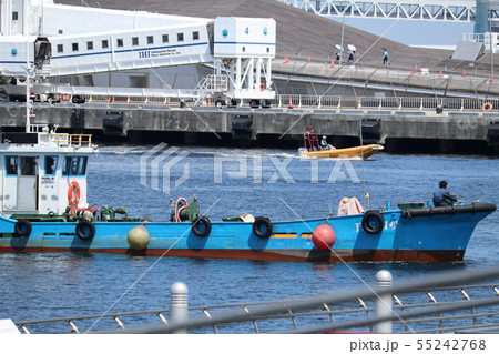 横浜港の小型作業船 55242768