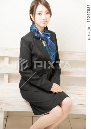 座るスーツの女性 座るスーツの女性 55247685