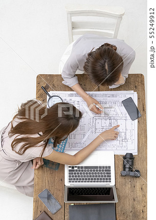 女性活躍次世代育成支援対策推進法子育てサポートでマンション建設工事現場の平面図を確認する一級建築士 女性活躍次世代育成支援対策推進法子育てサポートでマンション建設工事現場の平面図を確認する一級建築士 55249912
