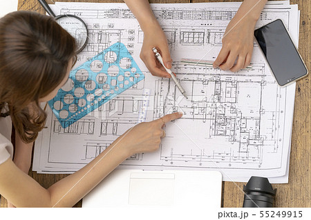 女性活躍次世代育成支援対策推進法子育てサポートでマンション建設工事現場の平面図を確認する一級建築士 女性活躍次世代育成支援対策推進法子育てサポートでマンション建設工事現場の平面図を確認する一級建築士 55249915