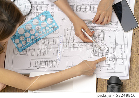 女性活躍次世代育成支援対策推進法子育てサポートでマンション建設工事現場の平面図を確認する一級建築士 55249916