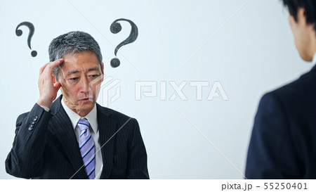 物忘れをする中高年男性 55250401