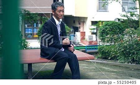 孤独な中高年男性 55250405