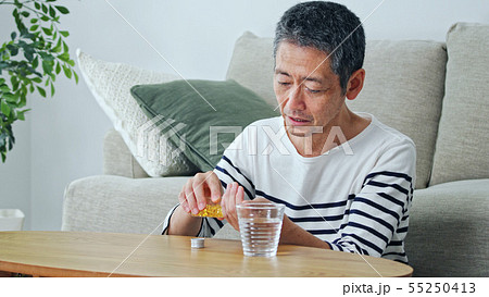 サプリメントを飲む男性 55250413