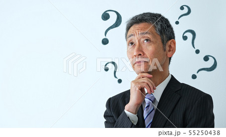考える中高年男性 55250438