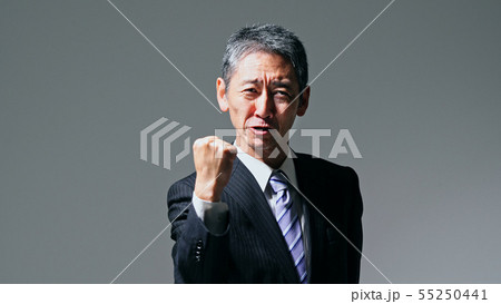 ガッツポーズする中高年男性 ガッツポーズする中高年男性 55250441