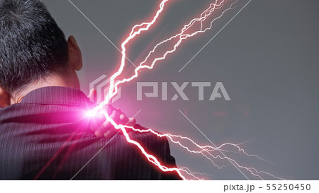 肩こりの中高年男性 55250450