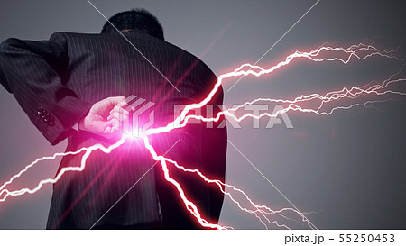 腰痛の男性 55250453