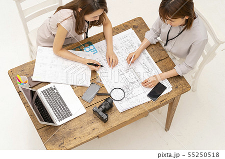 一級建築士を目指す女性にマンション建設現場の実務設計を通して人材育成に取り組むキャリアウーマン 55250518