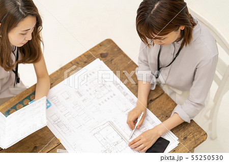 出産後に働くママとしてマンションのリノベーション改修工事に携わる女性設計事務所の一級建築士工事監理者の写真素材