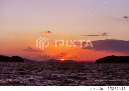 夕焼けの山 55251111