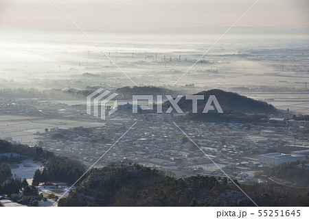 大小山から見る早朝の朝霧立つ降雪後の関東平野 大小山から見る早朝の朝霧立つ降雪後の関東平野 55251645