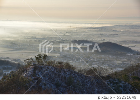大小山から見る早朝の朝霧立つ降雪後の関東平野 大小山から見る早朝の朝霧立つ降雪後の関東平野 55251649