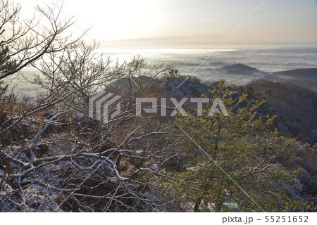 大小山から見る早朝の朝霧立つ降雪後の関東平野 大小山から見る早朝の朝霧立つ降雪後の関東平野 55251652