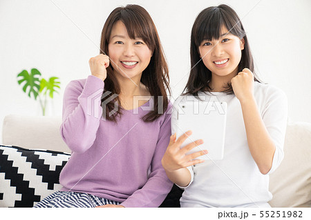親子とタブレット 55251982
