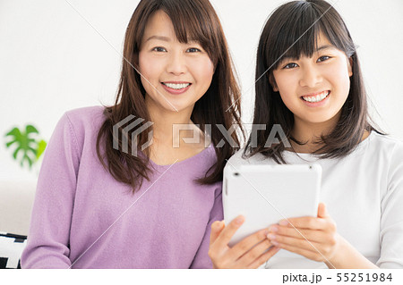 親子とタブレット 55251984