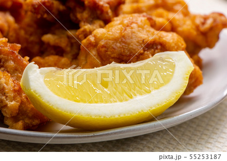 鶏肉の唐揚げに添えられたレモン。 55253187
