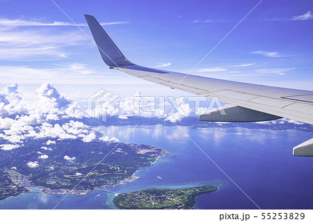 飛行機の窓からの景色 まもなく那覇空港に着陸 の写真素材