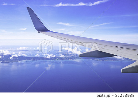 飛行機の窓からの景色 まもなく那覇空港に着陸 の写真素材