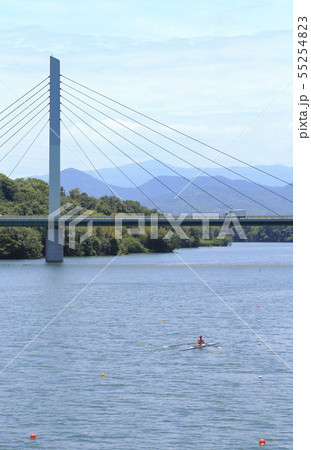 府中湖とカヌー、高松道のさぬき府中湖橋 55254823
