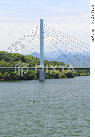 府中湖とカヌー、高松道のさぬき府中湖橋 55254825