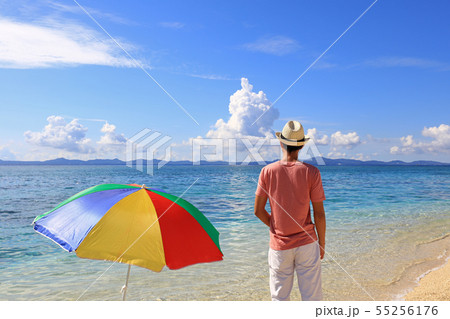 沖縄の美しいビーチで寛ぐ男性の写真素材