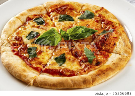 焼きたての美味しいトマトピザ 55256693