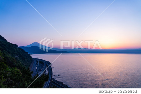 静岡・薩埵峠からの日の出と富士山 静岡・薩埵峠からの日の出と富士山 55256853