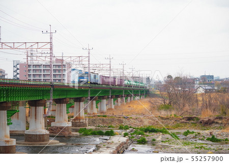 中央線多摩川橋梁を通過する貨物電車 55257900