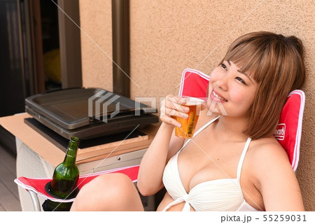 ベランダでビールを飲む水着姿の女性4 ベランダでビールを飲む水着姿の女性4 55259031